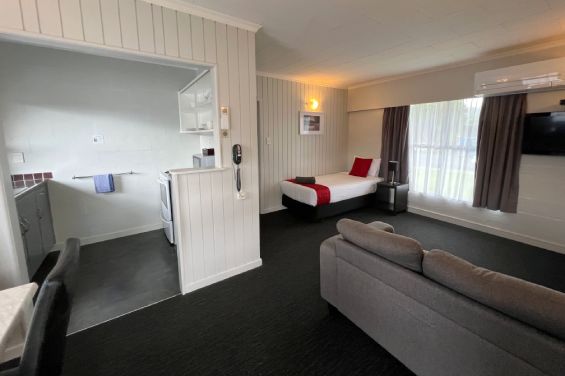 Deluxe 1-Bedroom Unit lounge with single bed
