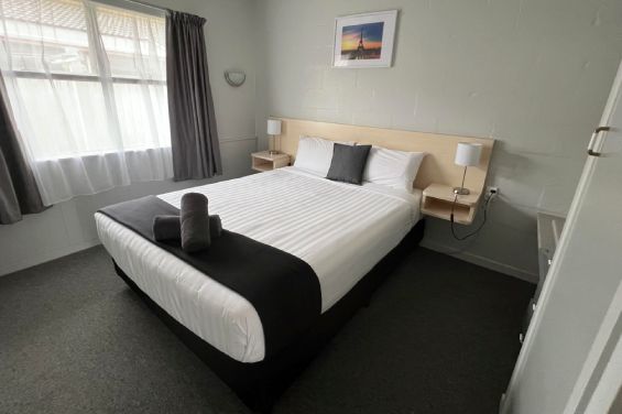 Deluxe 1-Bedroom Unit queen-size bed