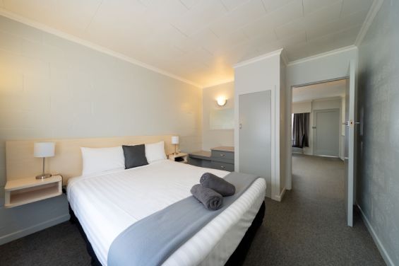 Deluxe 1-Bedroom Unit queen-size bed